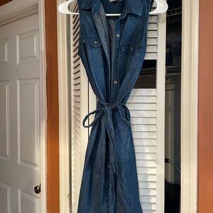 Universal Thread Denim Garment Tag on Dark Blue Fabric